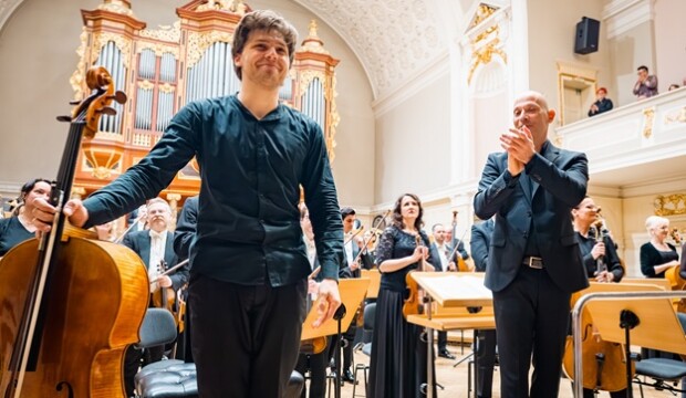 Ettore Pagano ammalia il pubblico di Poznań con il Concerto di Elgar