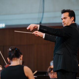 Robert Treviño e la Toscanini, tra novità, sorprese e rivelazioni