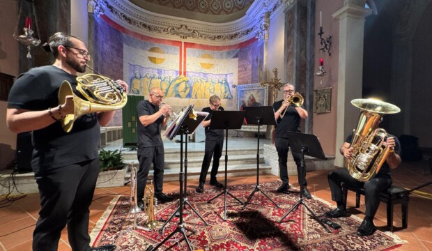 Artiglieria pesante, sì. Ma con la leggerezza del canto