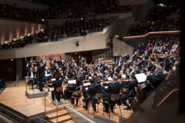 La potenza di non alzare la voce: i Berliner e Petrenko tra Elgar e Ciaikovski per l’inaugurazione di stagione