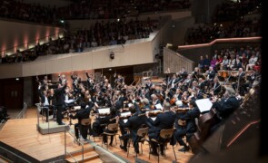 La potenza di non alzare la voce: i Berliner e Petrenko tra Elgar e Ciaikovski per l’inaugurazione di stagione