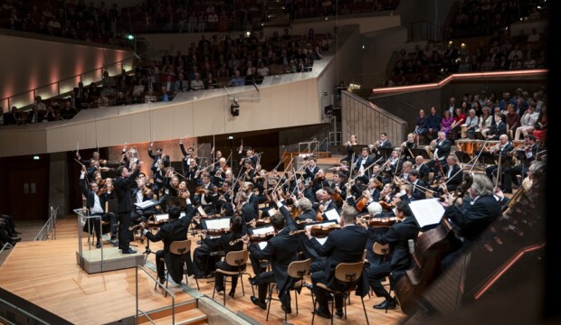 La potenza di non alzare la voce: i Berliner e Petrenko tra Elgar e Ciaikovski per l’inaugurazione di stagione