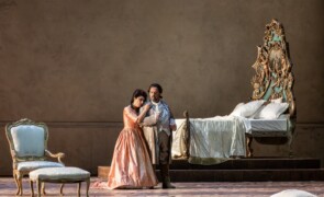 Le nozze di Figaro eleganti ed egalitarie di Emilio Sagi aprono la stagione operistica genovese